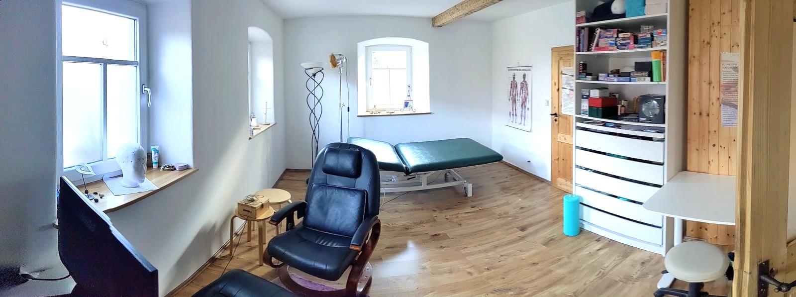 Heller Behandlungsraum mit Therapieliege für Physiotherapie und Ergotherapie