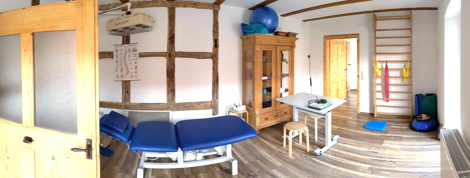 Therapie- und Bewegungsraum mit Sprossenwand und Therapiegeräten