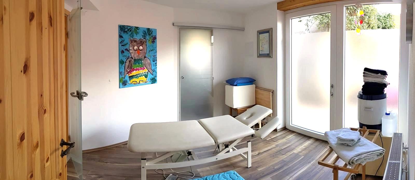 Modern eingerichteter Behandlungsraum mit natürlichem Licht