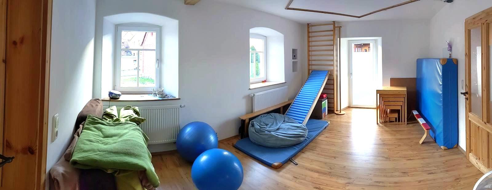 Gymnastik- und Übungsraum mit vielfältigem Therapiematerial